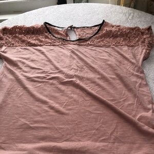 Maurice’s exl mauve like top, lace top insert with black trim lace sleeves